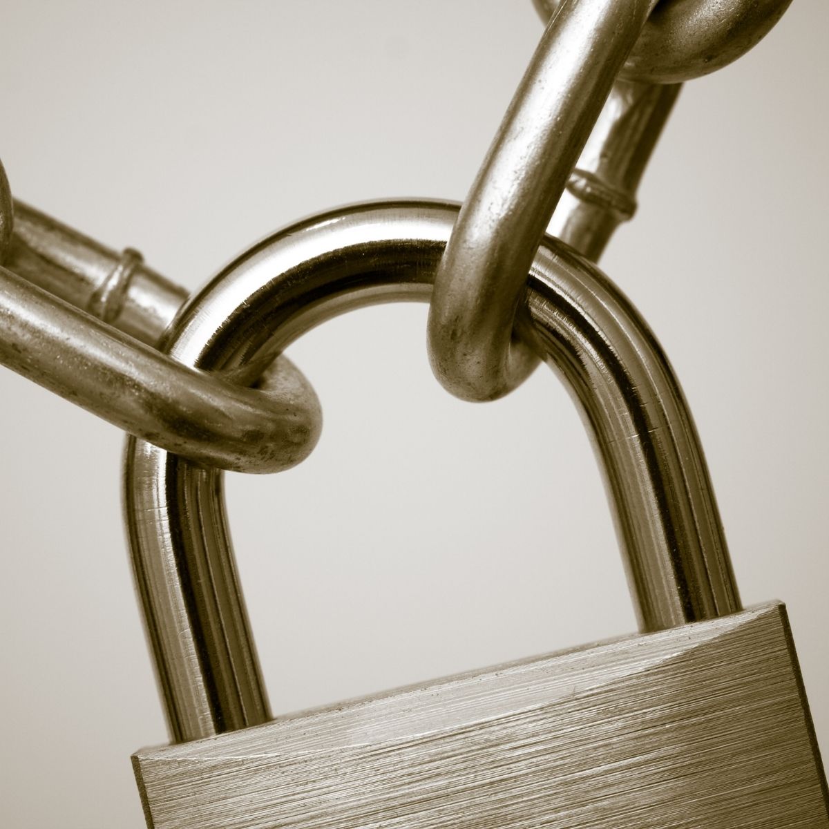 Cadenas symbolisant la sécurité et la protection, illustrant l’importance de la formation et du stage pour un agent de sécurité en herbe. Cadenas symbolisant la sécurité et la protection.